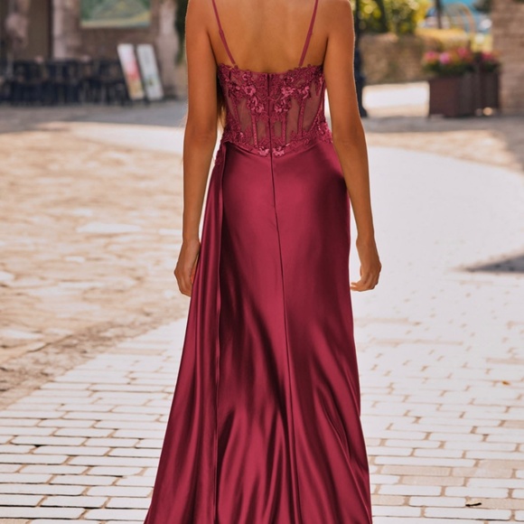 Long formal dress - Picture 5 of 8